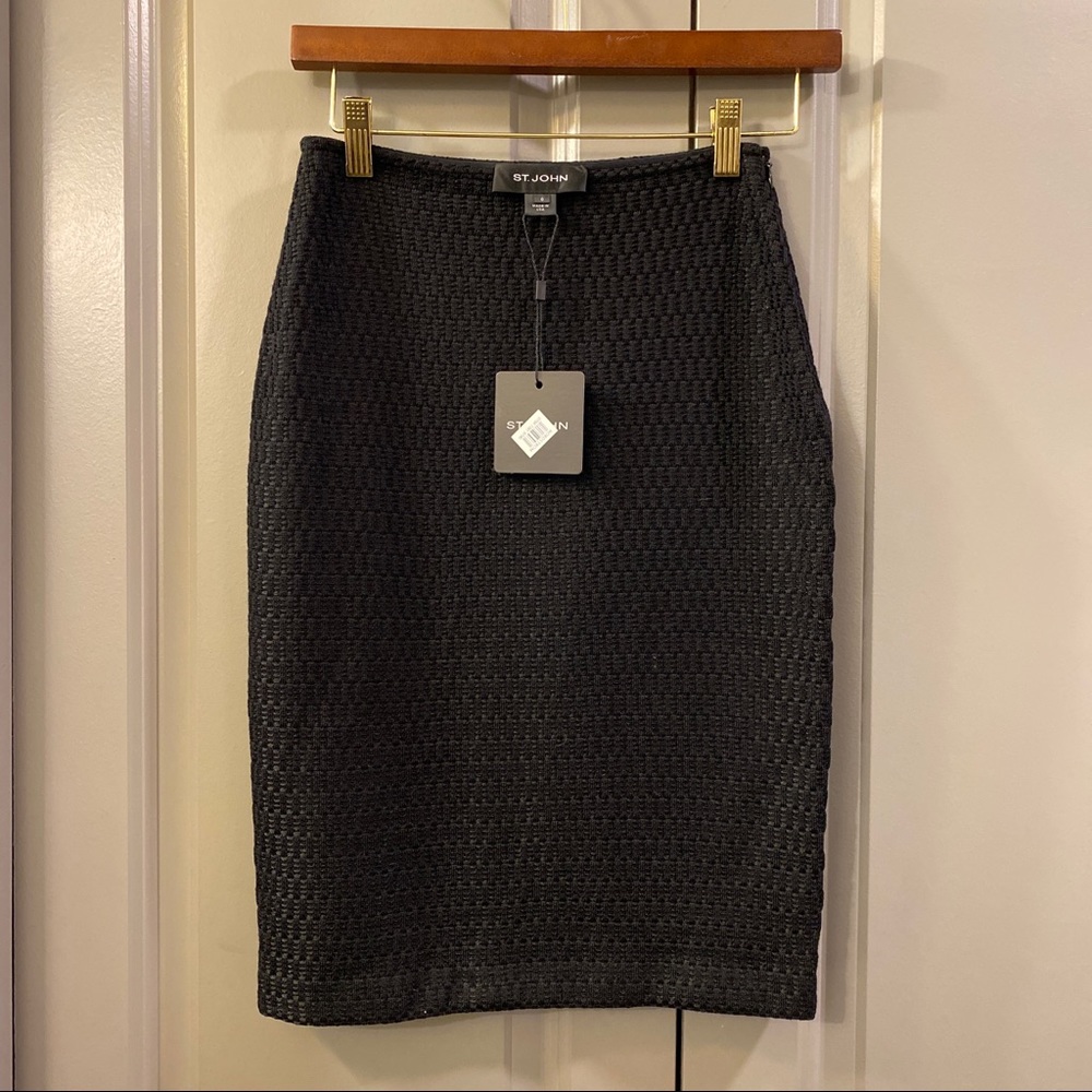 NWT ST JOHN caviar knee length gorgeous back crochet like wool skirt